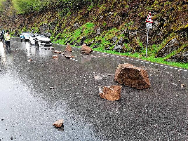 Felsbrocken mussten von der B 317 geräumt werden.