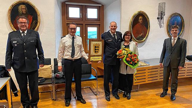 Polizeipräsident Uwe Stürmer, Polizeihauptkommissar Robin Damast, Polizeihauptkommissar Jörg Schirm mit Ehefrau Elke Schirm und ...
