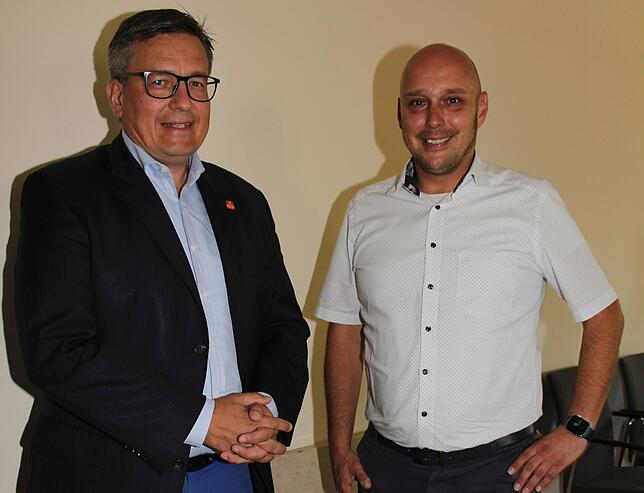 Investor Marc Bosserhoff (links) mit Bürgermeister Manuel Stärk.