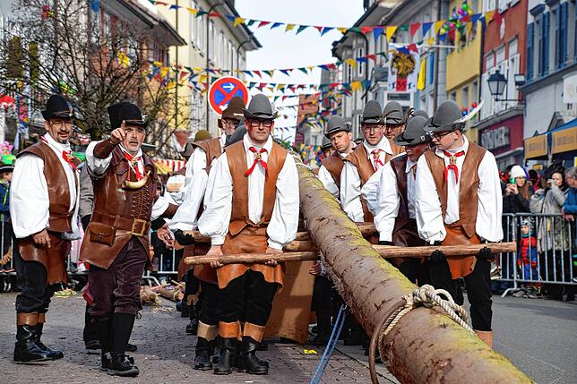 Narrenbaumstellen in Stockach am Schmotzigen Dunschtig.