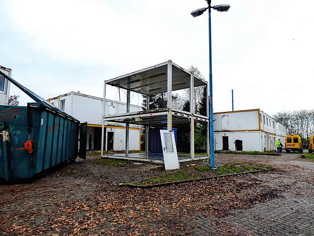 Die Container kommen wieder: Unser Bild zeigt den Abbau der Containersiedlung auf dem Areal der Papierfabrik Albbruck im November 2017. ...