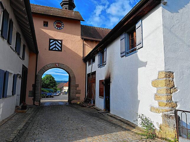 Das betroffene Haus liegt direkt am Stadttor.