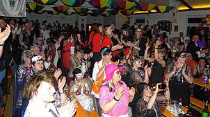 In der Alpenblickhalle geht es rund. Das Motto des diesjährigen Zunftballs der Glasbläserzunft lautet „Maskenball in Venedig“. Viele ...
