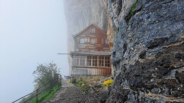 Das Motiv ist bekannt, aber an diesem Tag in mystischen Nebel gehüllt: Das Berggasthaus Aescher.