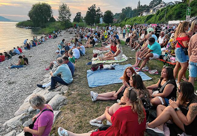 Auch das Seeufer war dicht belegt. Bilderbuchstart für die erste Überlinger Weinwiese im Uferpark im vergangenen Jahr.