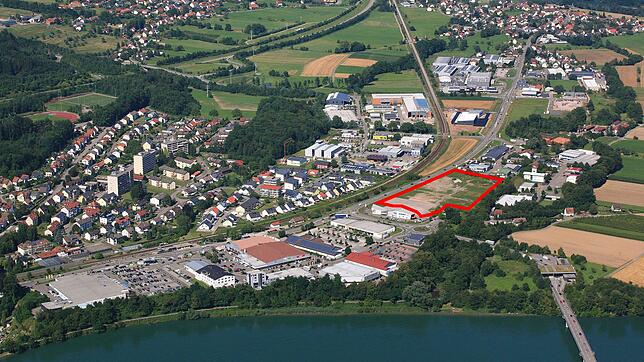 Der Baumarkt soll auf der rot umrandeten Fläche unweit von Laufenpark (links unten) und Zollübergang (rechts unten) errichtet werden.
