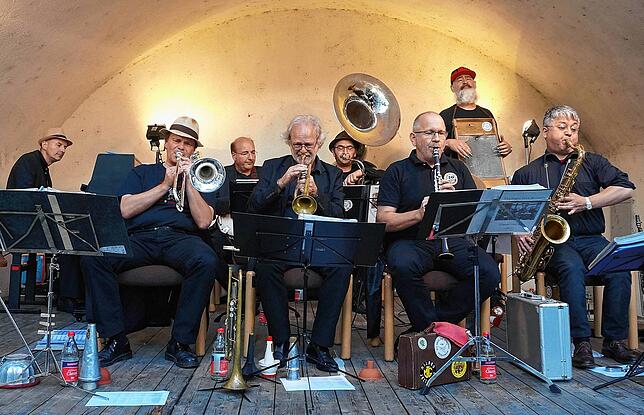 Schon seit Jahrzehnten für Jazz-Konzerte genutzt wird der Schlosshof in Tiengen, hier bei einem Auftritt der The Sugar Foot Stompers aus ...
