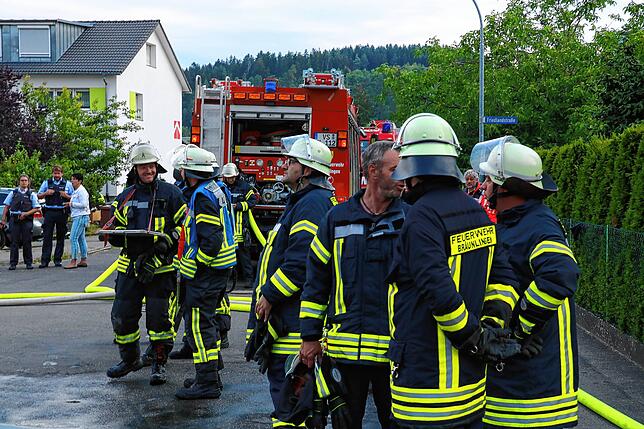 Die Feuerwehr Bräunlingen bekämpft am Mittwochmorgen einen Gebäudebrand in einem Wohngebäude Ecke Dießenhoferstraße/ Gießnaustraße. Der ...