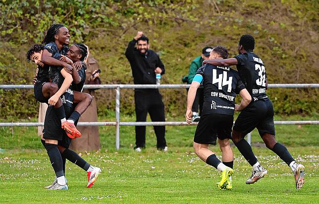 Bild 1: Bennet Ukaj lässt die Südsterne im Derby jubeln! Hier gibt es unsere große Bildergalerie!