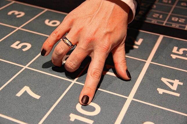 Geschickte Hände: Elegant und schnell soll es zugehen beim Roulette.