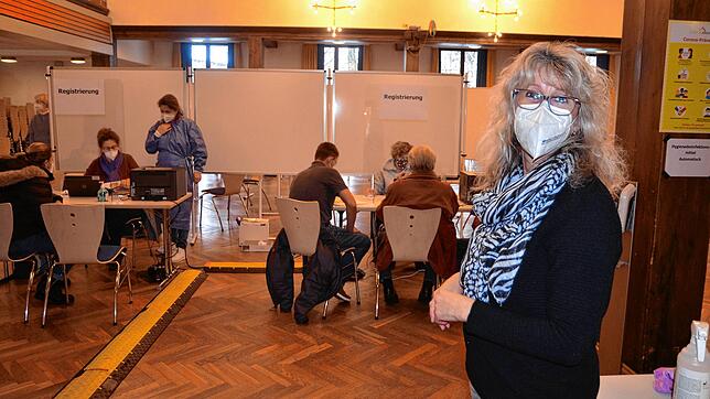 Für die reibunbslose Abwicklung des Impfangebots in der Stadthalle hat es ein gutes Dutzend Helfer gebraucht. Claudia Arnegger half für ...