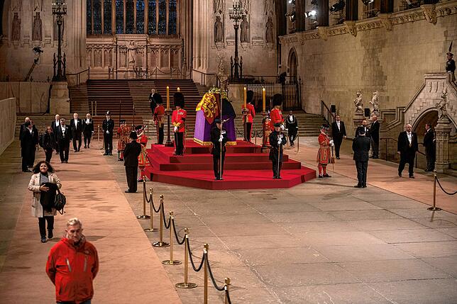 Die letzten Trauernden erweisen dem Sarg von Königin Elizabeth II., der mit der königlichen Standarte, der Reichskrone, dem Reichsapfel ...