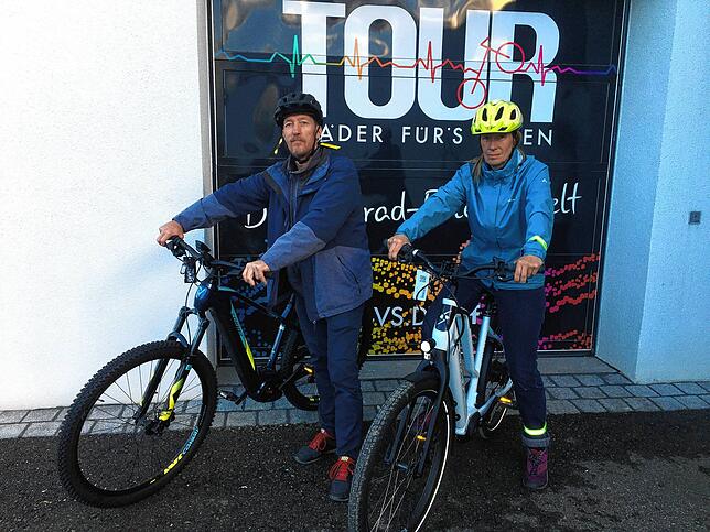 Die Mitarbeiter des Fahrradgeschäfts Tour in Villingen-Schwenningen zeigen den Unterschied: Jörg Ott (links) ist dunkel gekleidet, hat ...
