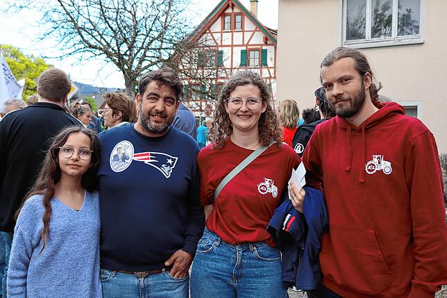 Sie sind Landwirte, aber nicht mit den Forderungen der AfD einverstanden: Raffael Kreissel und Paula Tirler von der Arbeitsgemeinschaft ...