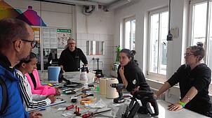 Meisterin Svenja Rudolf (links) und Gesellin Anica Hunger haben Werkzeuge und Materialien auf einem großen Tisch ausgebreitet, die die ...