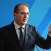 Alexander Dobrindt (CSU), Bundesinnenminister, spricht während eines Pressestatements.