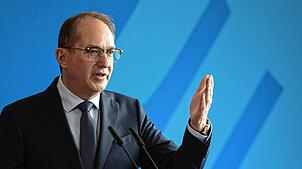 Alexander Dobrindt (CSU), Bundesinnenminister, spricht während eines Pressestatements.