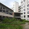 Hinter Büschen und Gestrüpp befindet sich der Eingang zum HEK-Gebäude. Die frühere Klinik sollte in ein Seniorenwohnzentrum umgewandelt ...