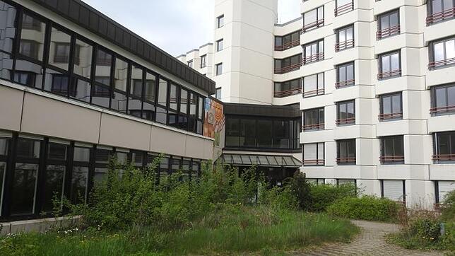 Hinter Büschen und Gestrüpp befindet sich der Eingang zum HEK-Gebäude. Die frühere Klinik sollte in ein Seniorenwohnzentrum umgewandelt ...