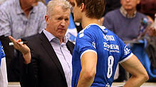 Zuspieler Jakub Janouch erhält von Trainer Vital Heynen neue Anweisungen.