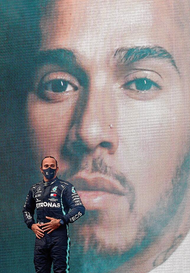 Lewis Hamilton feiert vor seinem XXL-Konterfei den siebten WM-Titel in der Formel 1 – nach einer beeindruckenden Vorstellung in ...