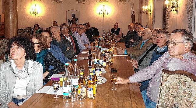 Bei einem Treffen in der Herrenstube im „Wilden Mann“ im November 2017 stellt der Verein Pro Freibad aktuellen und ...