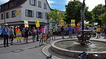 Halt der Tour de Natur am Hennenbrunnen in Immenstaad. Partner für die Kundgebung in Sachen B31-neu war die Arbeitsgemeinschaft Ausbau ...