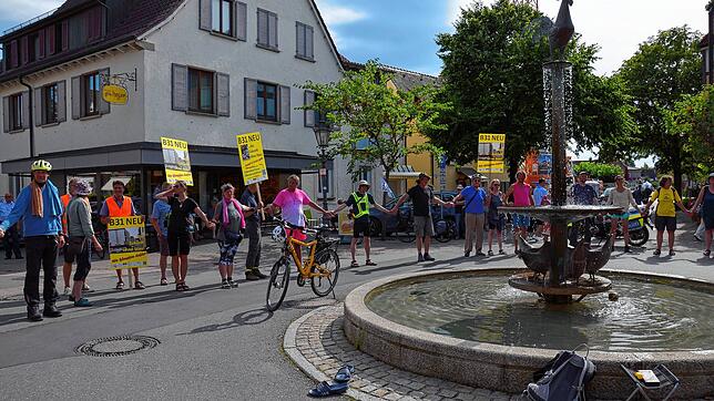 Halt der Tour de Natur am Hennenbrunnen in Immenstaad. Partner für die Kundgebung in Sachen B31-neu war die Arbeitsgemeinschaft Ausbau ...