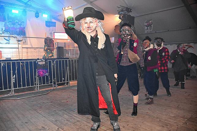 Bild 3: Die besten Bilder vom Narrenbaumstellen der Eigeltinger Krebsbachzunft in Wiechs