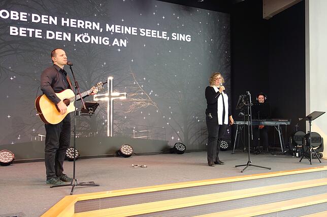 Jürgen Plessing, Magdalena Stoll und Sandra Zumbrock (von links) sorgten für die musikalische Untermalung der Trauerfeier.