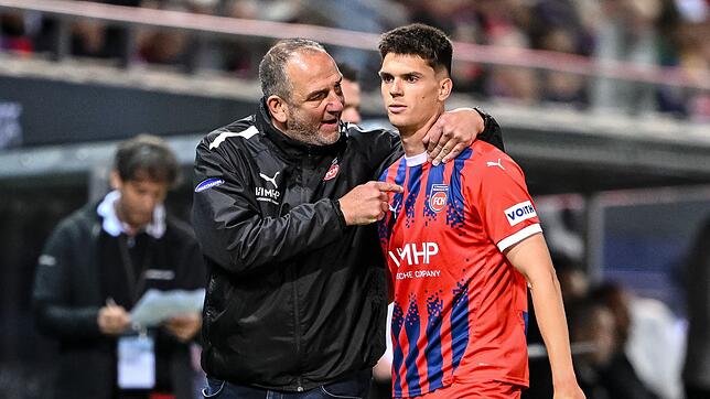 Trainer Frank Schmidt schwört seine Heidenheimer auf das Relegations-Rückspiel ein.