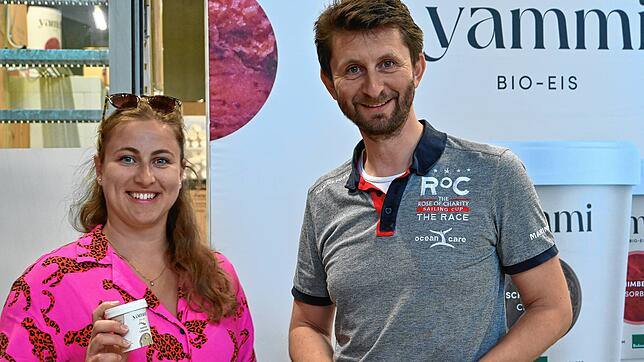 Marketing Leiterin Bettina Bochmann und Geschäftsführer Frank Borchert im Yammi-Werk im Gewerbegebiet. Der Eis-Hersteller eröffnet ...
