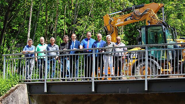Eine Stärkung für die Gemeindeverbindung soll die neue Posthausbrücke werden: Dieter Fehrenbacher (von links), Roland Rießle, Steffen ...