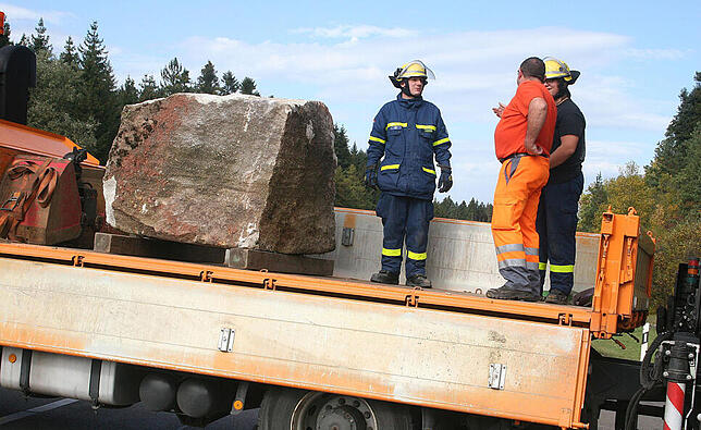 Bild 10: Bilder vom Abtransport des Felsbrockens auf der A81 nach dem Unfall nahe Trossingen