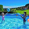 Sophia (links) und Lara Henninger wohnen im Stockwald und können sich im eigenen Pool abkühlen. Hier schüttet die eigene Quelle genug ...