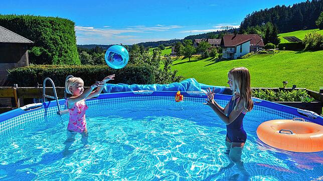 Sophia (links) und Lara Henninger wohnen im Stockwald und können sich im eigenen Pool abkühlen. Hier schüttet die eigene Quelle genug ...