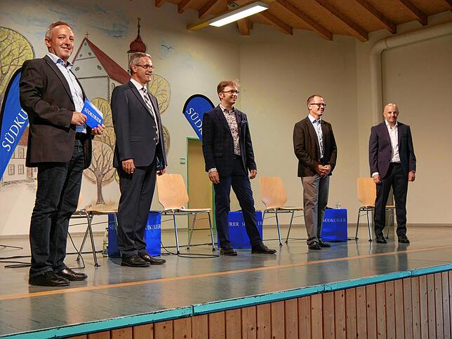 Auf der Bühne (von links): Jörg-Peter Rau, Mitglied der SÜDKURIER-Chefredaktion, Peter Kible, Stephan Freißmann, Leiter der Stockacher ...