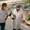 Die Apotheker Rainer Hinger und Anton Siegle (von links) bieten als neuen Service einen kostenlosen Botendienst für ...
