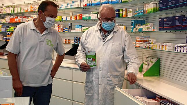 Die Apotheker Rainer Hinger und Anton Siegle (von links) bieten als neuen Service einen kostenlosen Botendienst für ...
