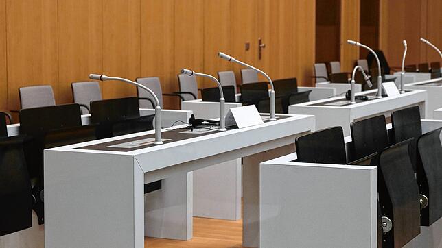 Der Saal des Oberlandesgerichts in Stuttgart-Stammheim, kurz bevor im Oktober die acht Angeklagten des Messerstecher-Prozesses ...
