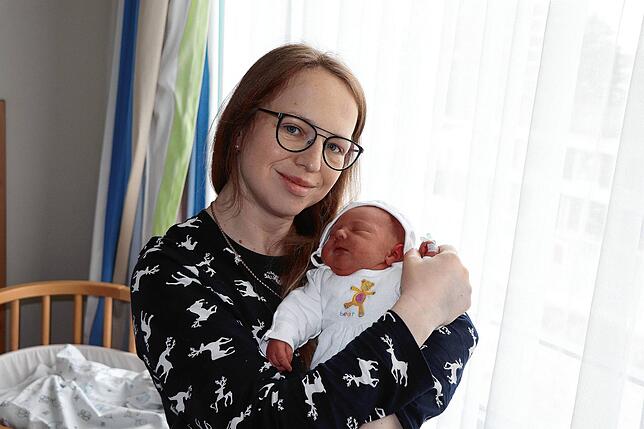 Anne Utkin mit ihrem Sohn Nico, der am Neujahrstag im Kreißsaal des Klinikums Friedrichshafen das Licht der Welt erblickte.