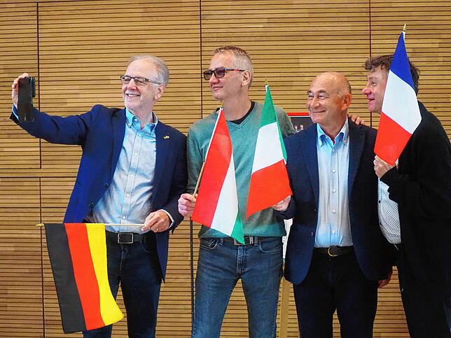 Bitte recht freundlich! – Im Mai fanden die Feierlichkeiten zu 25 Jahre Städtepartnerschaft mit Pannonhalma statt. Alle ...