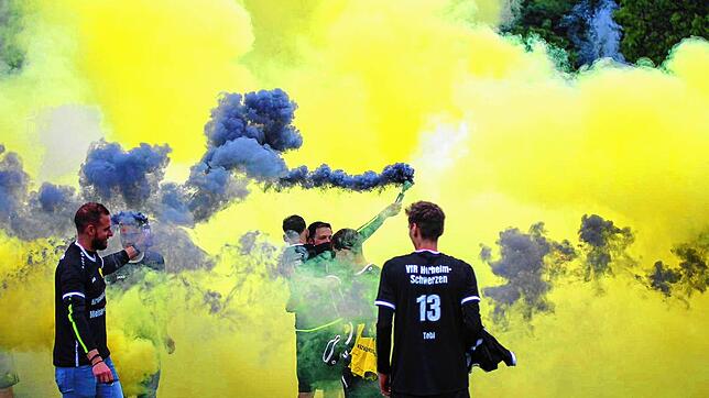 Schwarz-Gelber Nebel im Wutachtal: Der VfR Horheim-Schwerzen feiert nach dem 9:0 gegen den SV Rheintal II den Titel in der Kreisliga B-4.