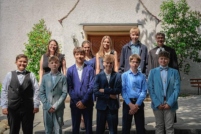 Konfirmation am Sonntag, 18. Mai: Auf dem Bild sind (von links nach rechts) Elay Peter, die pädagogische Mitarbeiterin Luisa Walz, Sijon ...