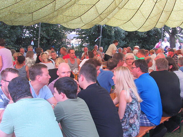 Bild 7: Bilder: Heißes Sommerfest in Engelswies mit Blaskapelle Peng