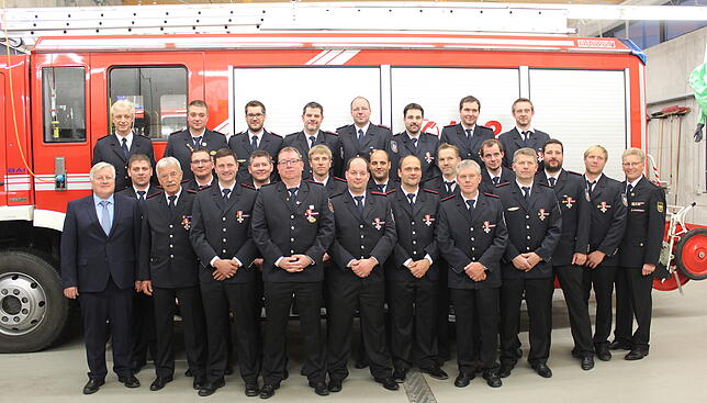 In der Gesamtfeuerwehr Neuhausen ob Eck wurden die Wehrmänner für 15 Jahre Feuerwehrdeinst vom Landesfeuerwehrverband in Bronze ...