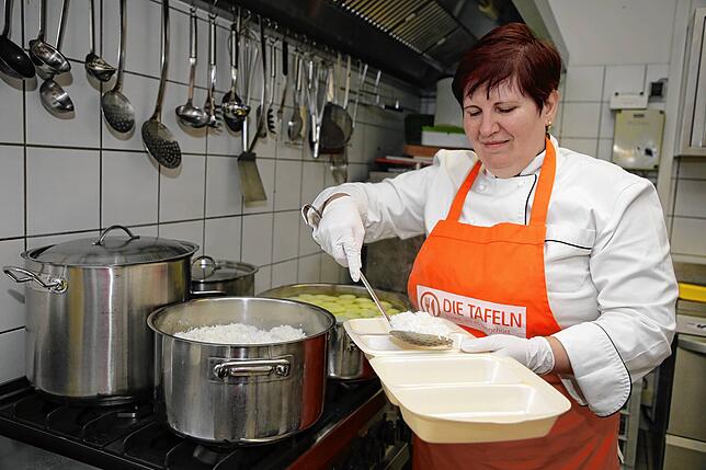 Eva Par kocht für arme Menschen im Hegau.