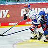 In dieser Szene setzt sich Wild Wings-Verteidiger Colby Robak (links) gegen den Mannheimer Jason Bast durch. Robak musste beim ...