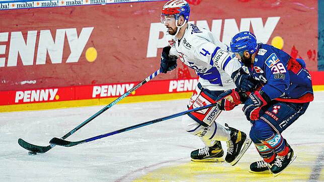 In dieser Szene setzt sich Wild Wings-Verteidiger Colby Robak (links) gegen den Mannheimer Jason Bast durch. Robak musste beim ...