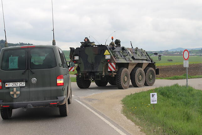 Bild 1: Sprengfallen, Medizinverkäufer und Bewaffnete in Aasen: Das erlebt die Bundeswehr bei ihrer Übung